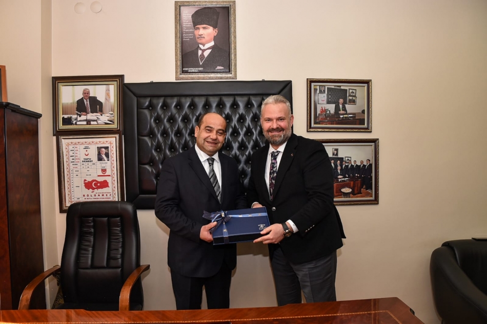 2022/02/1643718639_baskan_vekili_aydin_pehlivan-_menemen_sanatkarlar_odasi_baskani_lutfi_tosyali_ve_yonetimini_ziyaret_etti_-3.jpg