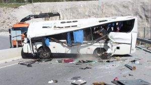 İzmir'in Bayraklı ilçesinde Down sendromlu çocukları taşıyan okul servisi devrildi