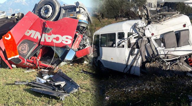 Yolcu Almak için duran Minibüs'ü Tır Biçti : 1'i ağır 3 Kişi Yaralı