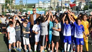 ALİAĞA'DA GELECEĞİN YILDIZLARI ÖDÜLLERİNE KAVUŞTU