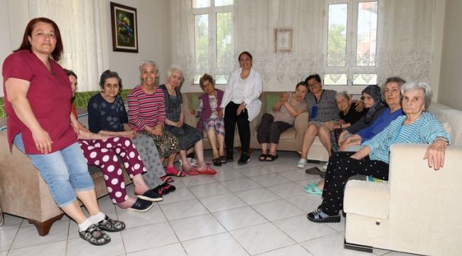 Çiğili Belediyesi Huzurevinde Kalan Kadınlara Kuaför Hizmeti Verdi