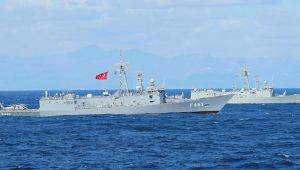 Foça'da Tatbikata Katılan Askeri Gemiler Ziyarete Açıldı