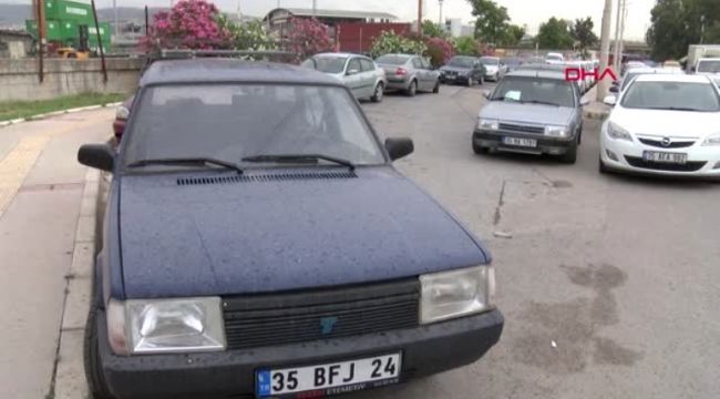 İzmir'de Arabalar Toz İçinde Kaldı