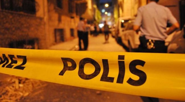İzmir'de Yol Kenarında Duran Otomobile Ateş Açıldı