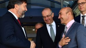Tunç Soyer İzmir Dünya Şehri Yapmak İçin Yoğun Çaba Sarf Ediyor