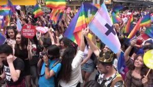 İzmir'de LGBTİ Yürüyüşüne Polis Müdahale Etti