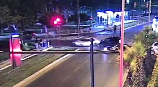 Kırmızı Işık İhlali Yapan Sürücü 3 Yayaya Çarptı