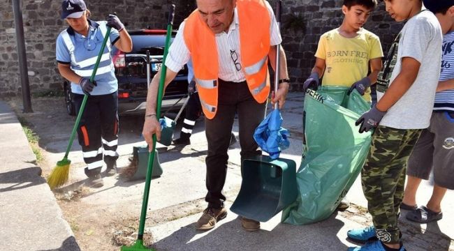 Tunç Soyer Vatandaşlarla Çöp Topladı