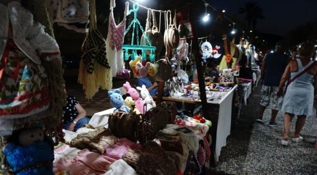 Yeni Foça'da Gece Pazarına Yoğun İlgi Oluyor