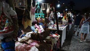 Yeni Foça'da Gece Pazarına Yoğun İlgi Oluyor