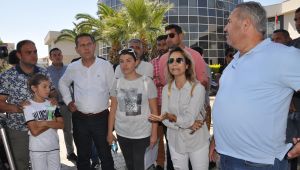 Menemen'de İşten Çıkartılan Belediye İşçileri Menemen Belediyesi Önünde Eylem Yaptı