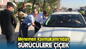 Menemen Kaymakamı Sürücülerin Bayramını Kutlayarak çiçek verdi