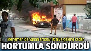 Menemen'de Yanan Arabayı İtfaiye Gelene Kadar Hortumla Söndürdü