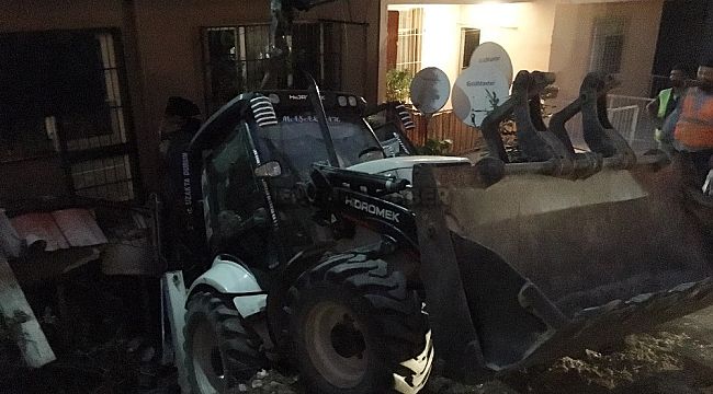Park halindeki kepçe 5 katlı binaya daldı