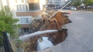 Torbalı'da İstinat duvarı çöktü, otomobil altında kaldı