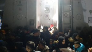 İzmir Çeşme'de 46 kaçak göçmen yakalandı