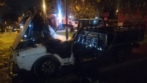 İzmir Bayraklı'da park halindeki araç alev alev yandı