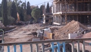 Yurt inşaatında kamyon devrildi, faciadan dönüldü: 1 yaralı