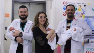 50 yaşında üçüzleri kucağına aldı