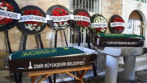 Foça'daki yangında can veren anne ve oğlu yan yana defnedildi