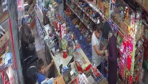 İzmir'de Kahve keyfi yaptığı komşu marketten sigara çaldı