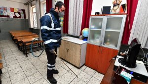 İzmir Büyükşehir Belediyesi okulları gribe karşı ilaçlıyor