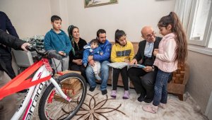 Tunç Soyer'den başarılı ortaokul öğrencisine bisiklet hediyesi
