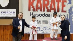 Foça'da Karateci kardeşler madalyaları topladı