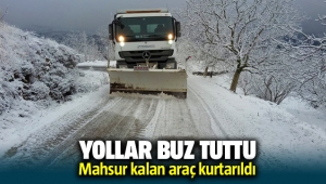 İzmir'de Yollar buz tuttu, mahsur kalan araç kurtarıldı