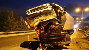 İzmir'de feci kaza: 1 ölü, 1 yaralı