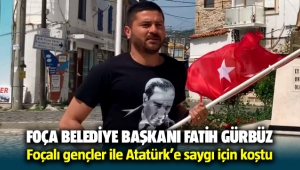 Foça Belediye Başkanı Fatih Gürbüz ve Foçalı gençler Atatürk'e saygı için koştu