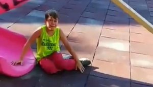 İzmir'de polisten korkan çocuklar önce saklandı, sonra polisle hatıra fotoğrafı çektirdi