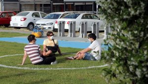 İzmir'de yeşil alanda çemberli sosyal mesafe dönemi