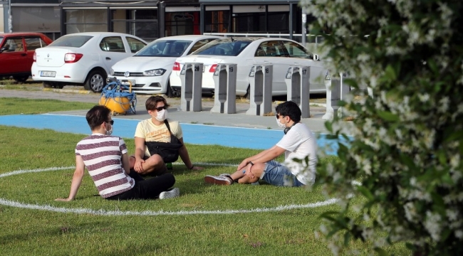 İzmir'de yeşil alanda çemberli sosyal mesafe dönemi