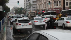Kısıtlamanın ardından İzmir'de ilk iş gününde yoğun trafik