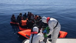 Yunan Sahil Güvenlik güçlerinin ölüme terk ettiği 30 sığınmacı kurtarıldı