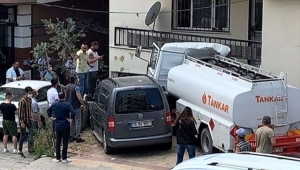 Freni boşalan tanker apartmana çarptı, facianın eşiğinden dönüldü