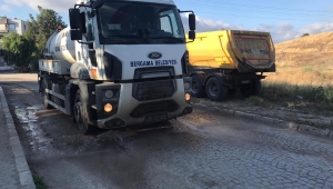 Bergama'da Doğalgaz ve altyapı çalışmaları tamamlanan cadde ve sokaklar sulanıyor