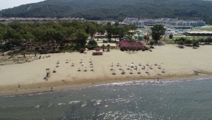 Efes Selçuk Pamucak'a akın eden gençler esnafın yüzünü güldürdü