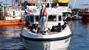 İzmir Dikili ve Karaburun açıklarında 82 sığınmacı kurtarıldı