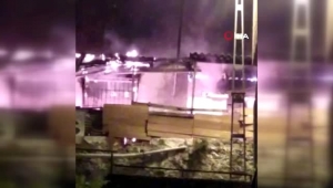 Mangal ateşi eve sıçradı, yangında ev kullanılamaz hale geldi