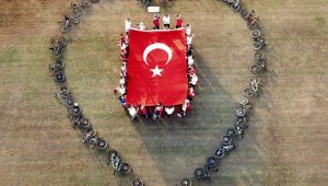 29 Ekim'e bisikletli bayraklı kutlama