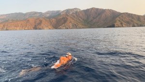 29 kilometrelik mesafeyi 12 saatte yüzdü