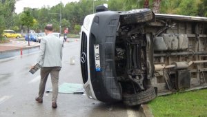 7 kişinin yaralandığı servis kazası sonrası araç plakasını ve otelin tabelasını sökme yarışı