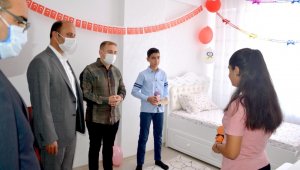 9 yetim çocuğa oda takımı ve bilgisayar hediyesi
