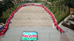 97 metrelik dev Türk bayrağı Cumhuriyet Bayramı'na özel Pendik Millet Bahçesi'nde açıldı