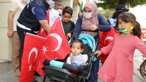 Adıyaman'da Türk Bayrağı dağıtıldı