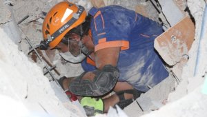 AFAD Afyonkarahisar ekibi deprem bölgesinde çalışmalarını sürdürüyor