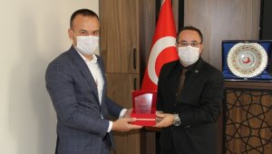 Ağrı Milli Eğitim Müdürü Tekin, eğitime desteklerinden dolayı Göç İdaresi Müdürü Yumak'a plaket verdi