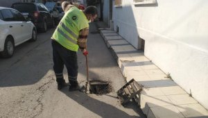 Akhisar'da yağmur suyu ızgaraları temizleniyor